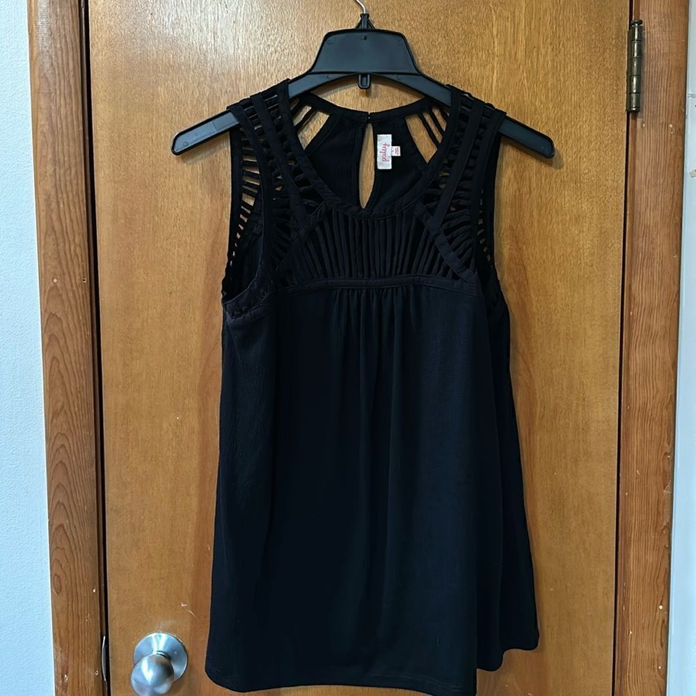 Cute open detail on shoulders top tank